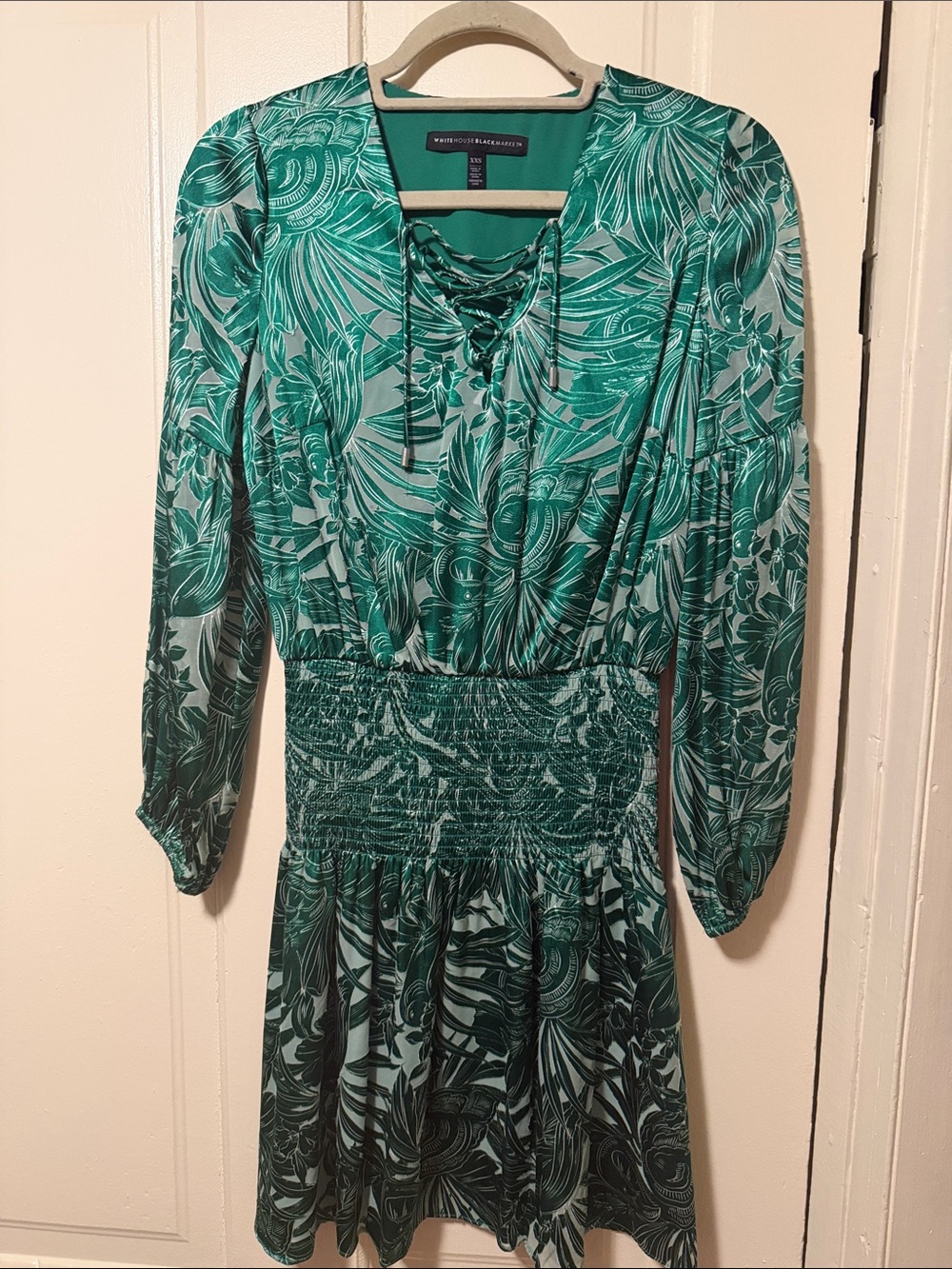 White House Black Market Green Leaf Print Long Sleeve Dress